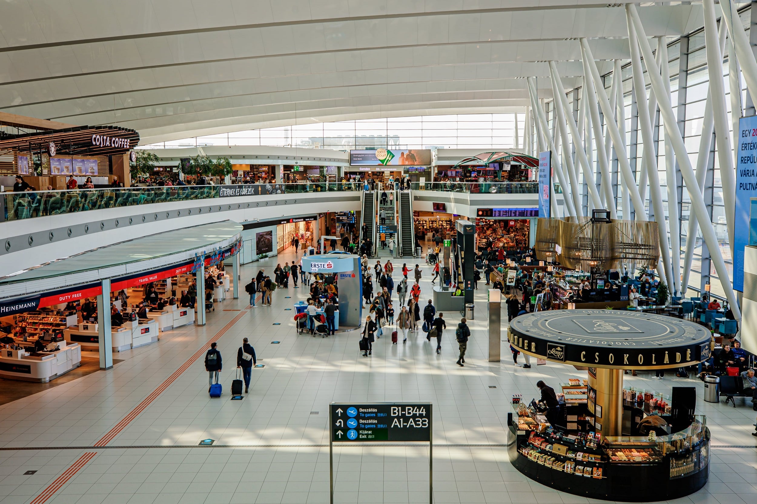 Ölelések, örömkönnyek, nagy találkozások – megható karácsonyi pályázattal és kampánnyal készül az ünnepekre a Budapest Airport és a KLM Holland Királyi Légitársaság