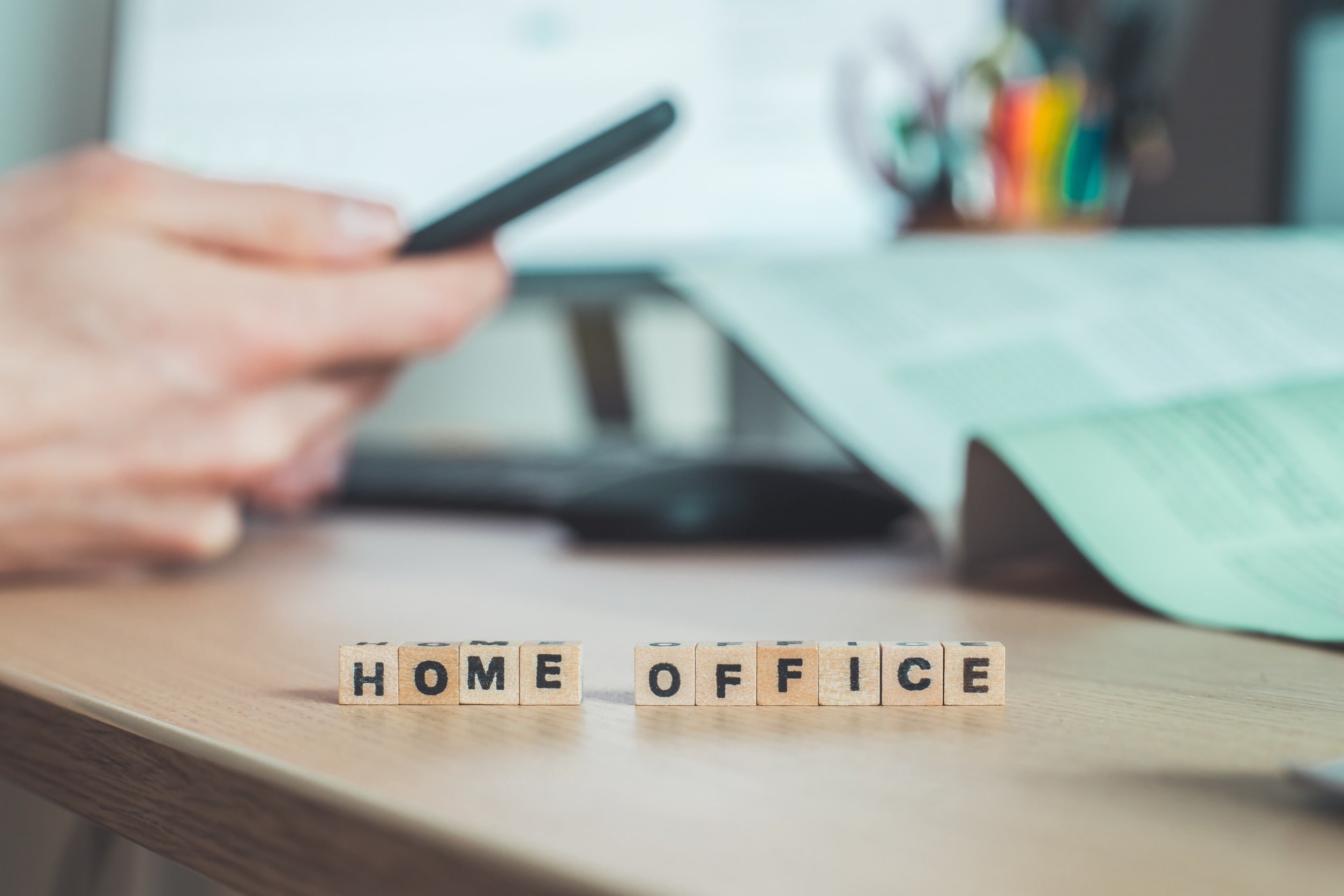 Távolodni kezdett egymástól a cégek és a munkavállalók home office-víziója