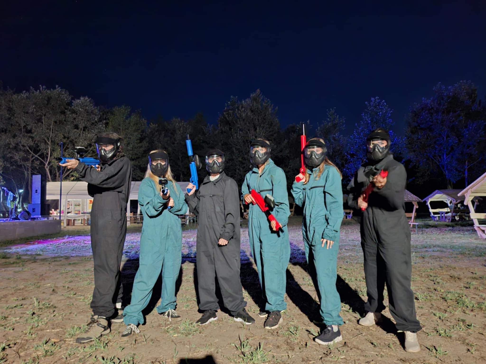 Amikor a főnök is kúszik a bokor alatt: így növeli a csapatkohéziót a céges paintball