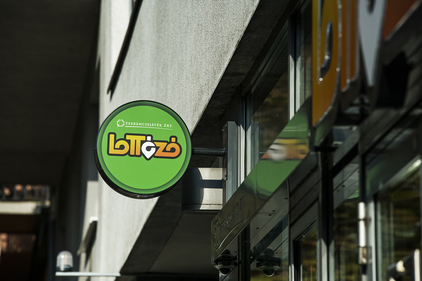Vak- és gyengénlátó munkatársakkal bővíti hálózatát a Szerencsejáték Zrt.