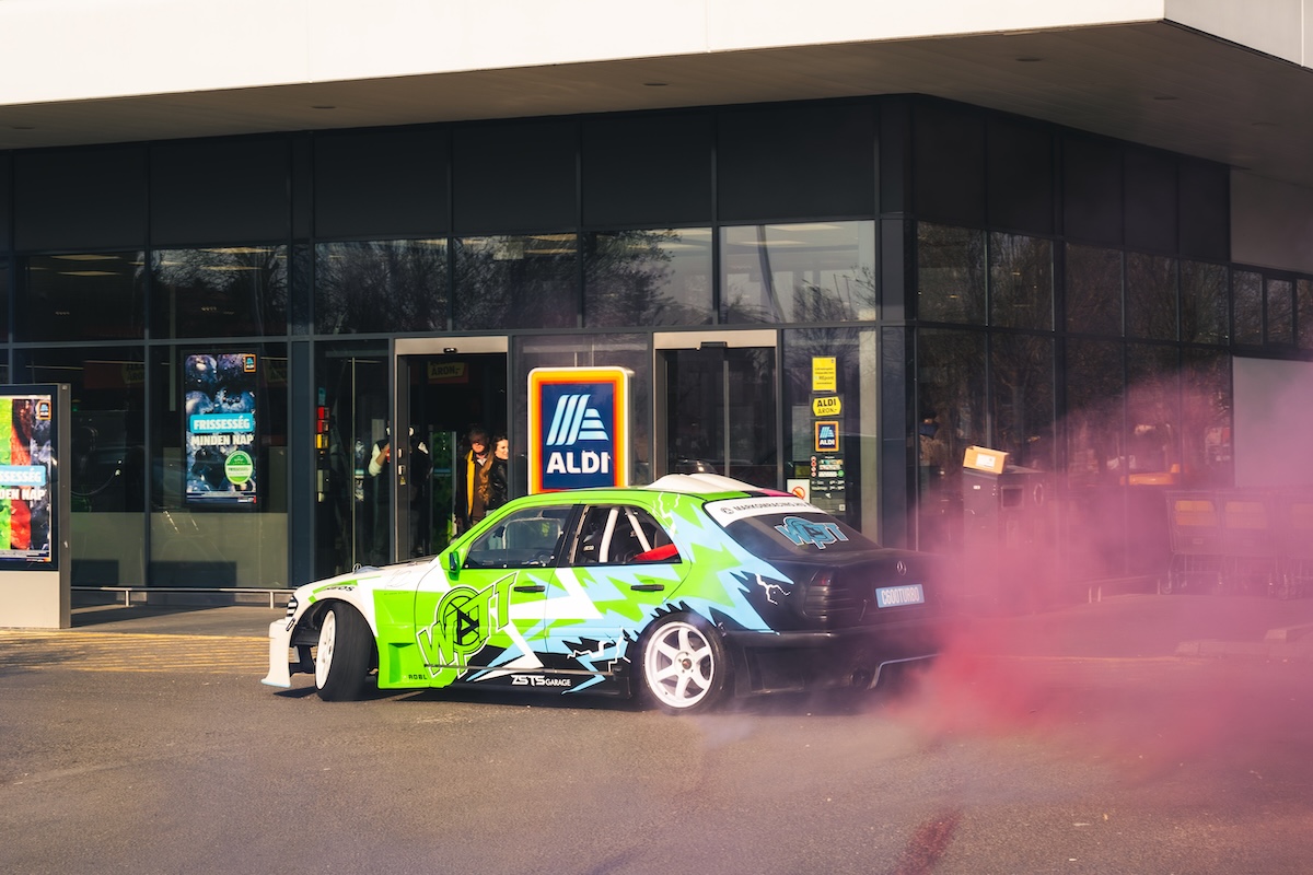 Ámon Olivér driftelt az ALDI parkolójában – reklám lett a vége