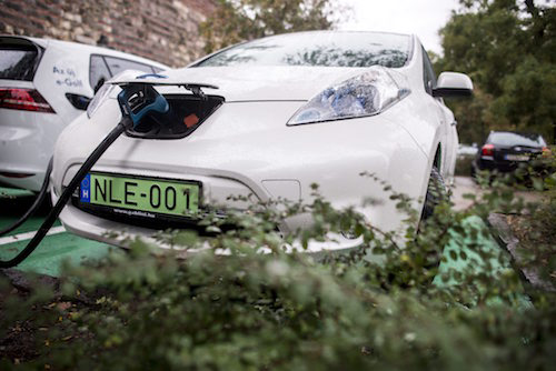 Elektromos autó töltőállomást adtak át a budapesti repülőtéren