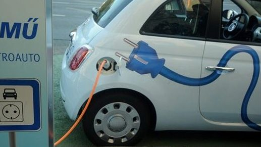 Elektromos autók: az átlagos hatótávolság meghaladja a 250 kilométert